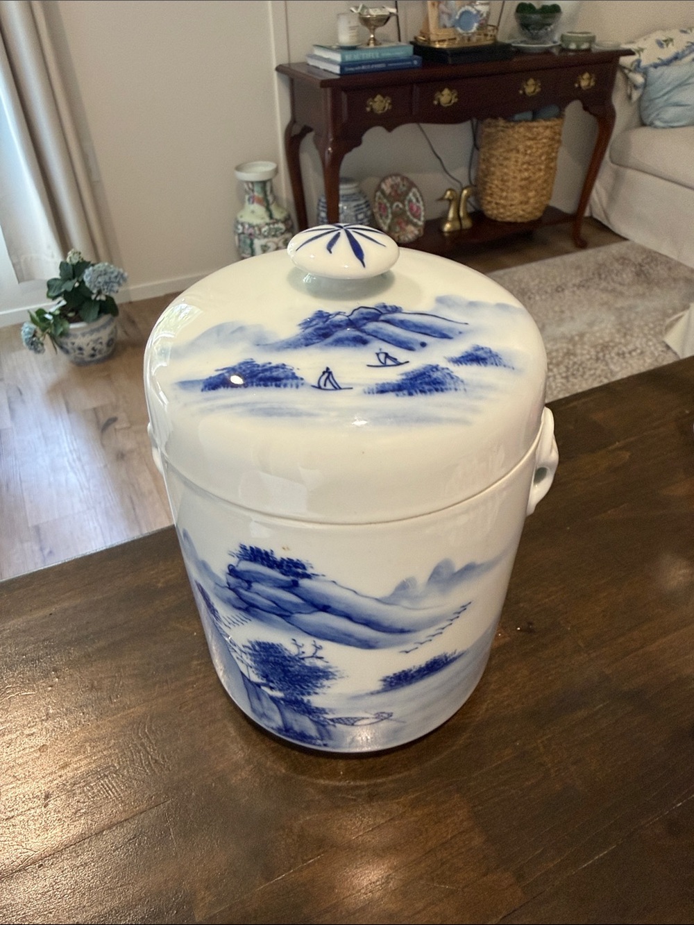 Blue and white porcelain jar with lid.